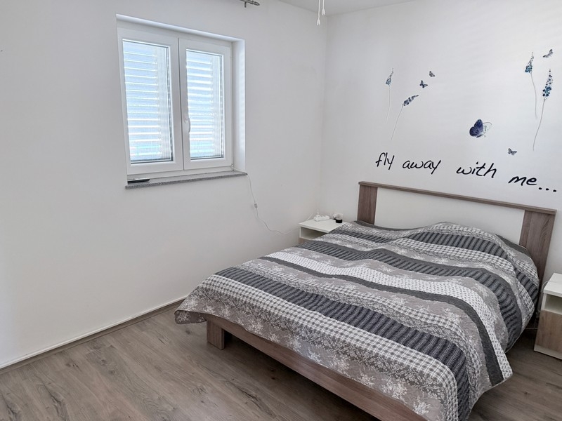 Chambre avec lit double et fenêtre dans un cadre calme sur l'île de Pag