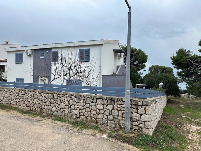 Maison moderne avec mur en pierre et jardin dans un cadre calme sur l'île de Pag