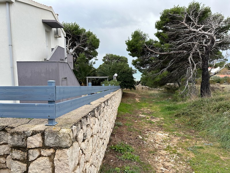 Terrain dans un cadre naturel avec accès à la mer en première ligne sur Pag