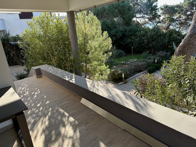 Balcon couvert avec vue sur le jardin et un environnement calme près de la mer