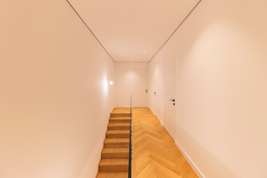 Couloir à l'étage avec plancher en bois haut de gamme