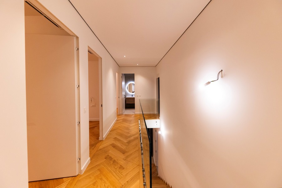 Couloir moderne desservant plusieurs pièces