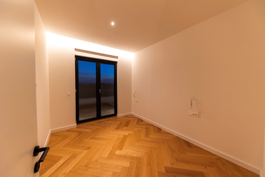 Chambre avec accès au balcon et beaucoup de lumière naturelle