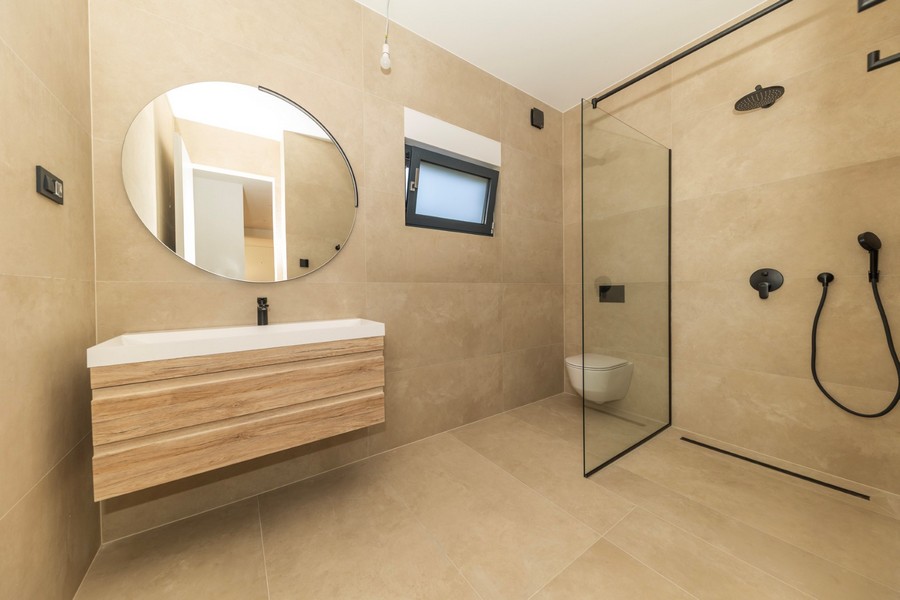 Salle de bains avec douche à l'italienne et équipement moderne