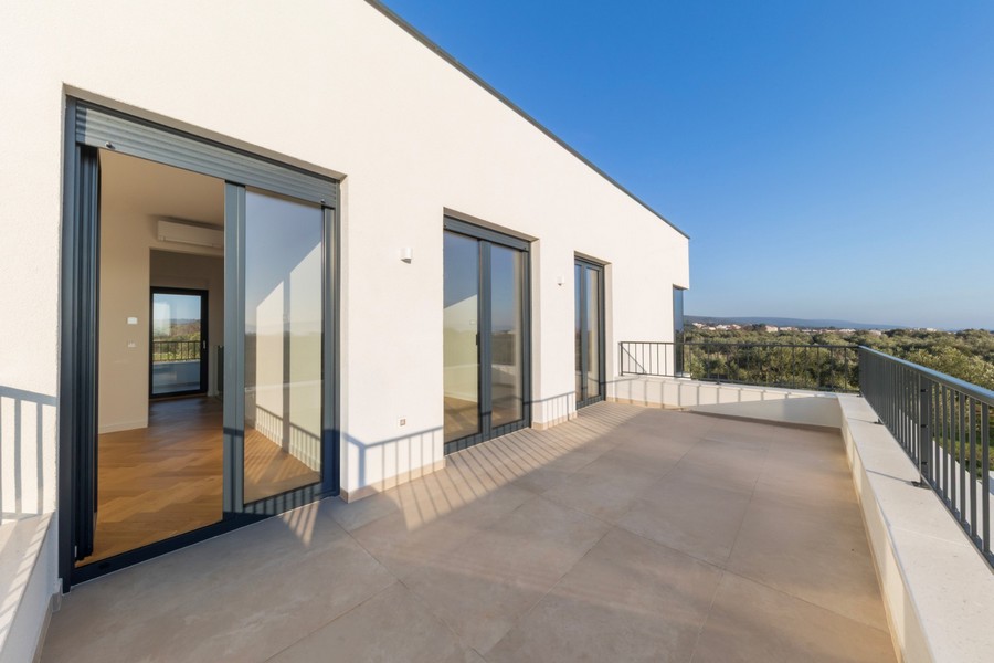 Balcon avec vue jusqu'à la mer.