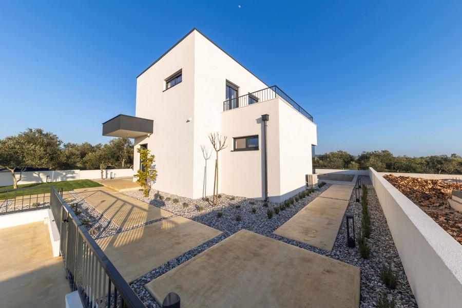 Maison individuelle moderne à l'architecture épurée et aux espaces extérieurs entretenus
