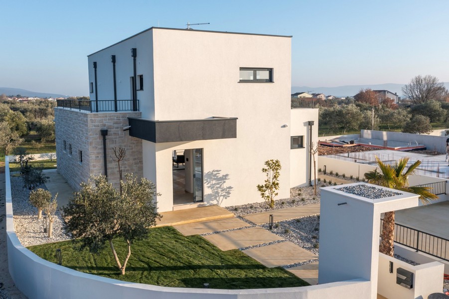 Vue de la maison avec terrasse et vue sur les environs calmes
