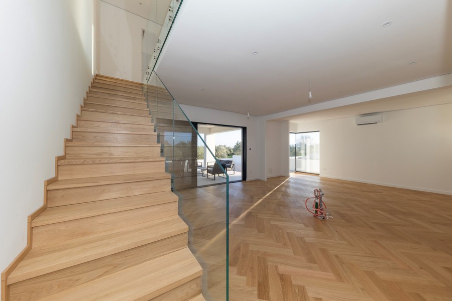 Vue intérieure avec escalier et plan ouvert