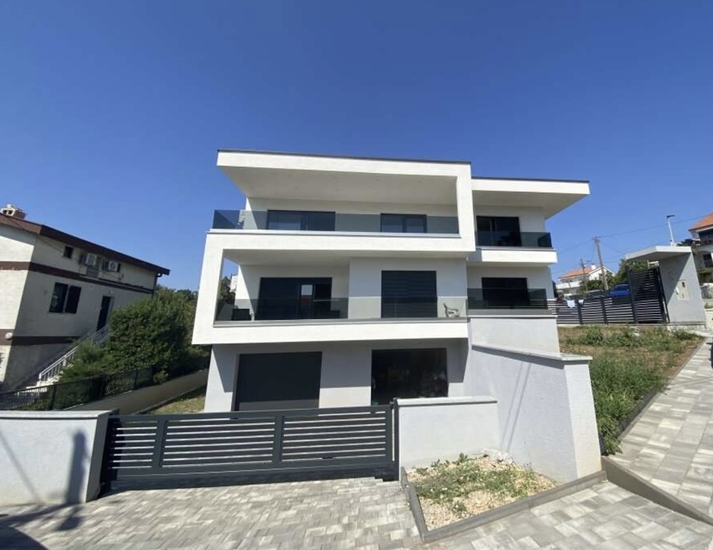 Villa moderne avec balcons et terrain clôturé