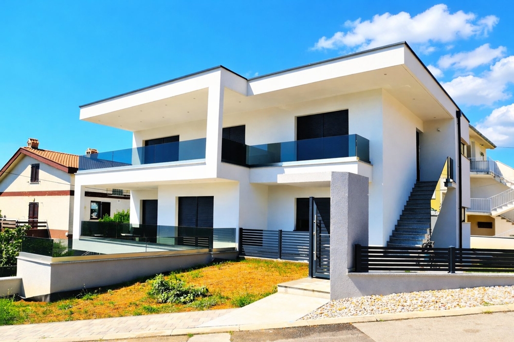 Maison neuve à l'architecture épurée et escalier extérieur