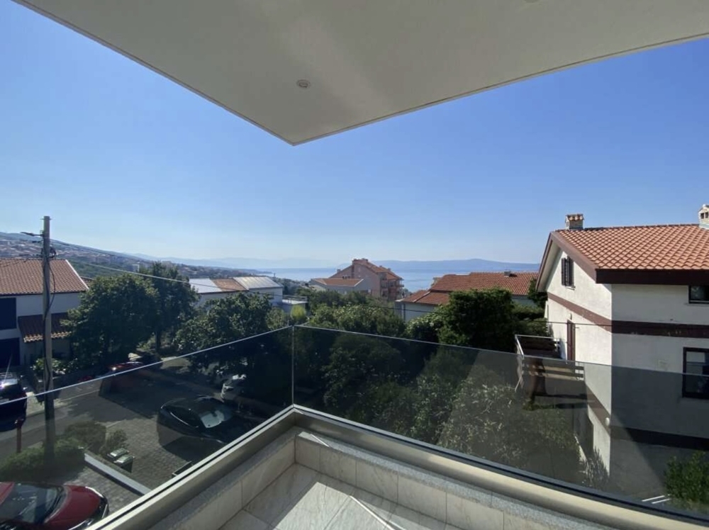 Terrasse avec garde-corps en verre et vue mer