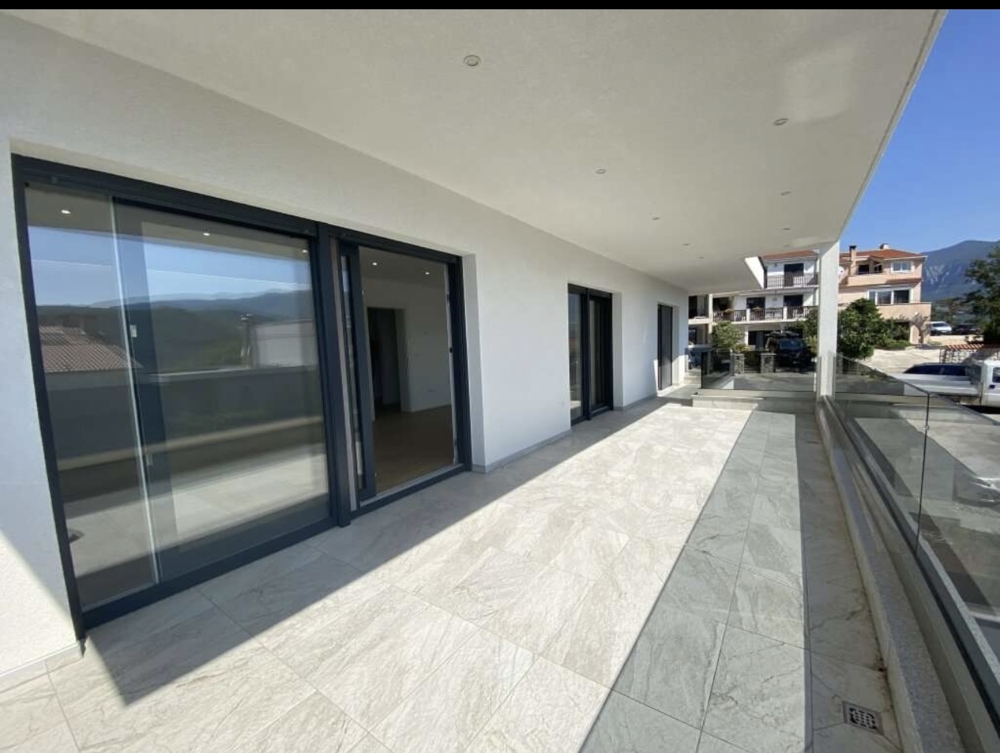 Vaste terrasse avec accès au séjour
