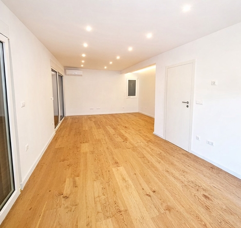 Séjour clair avec parquet et grandes baies vitrées