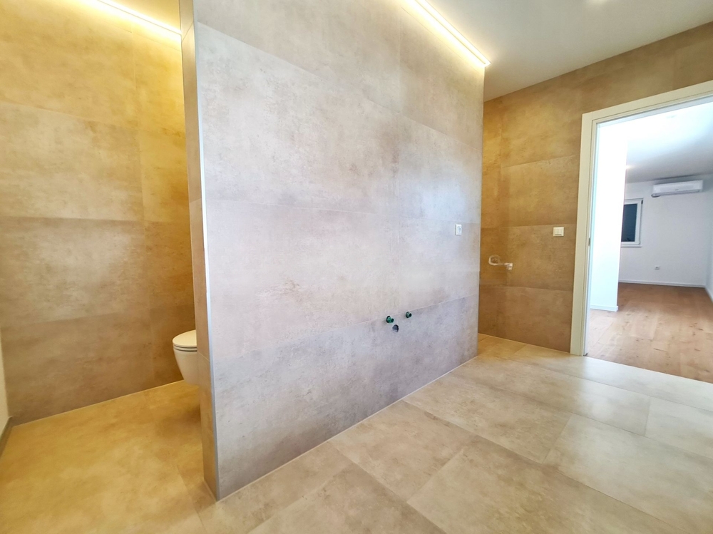 Salle de bains moderne avec carrelage grand format