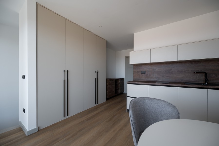 Chambre avec placard intégré et coin bureau