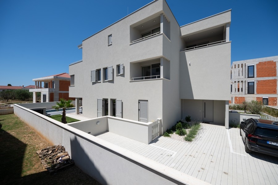Maison blanche avec loggias et palmier dans la cour intérieure