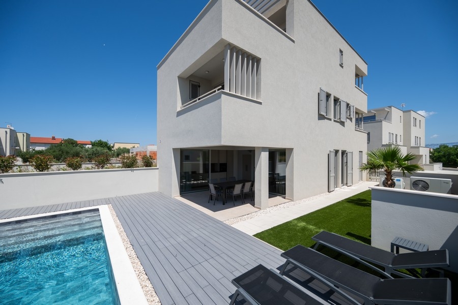 Terrasse avec accès au séjour et à la piscine
