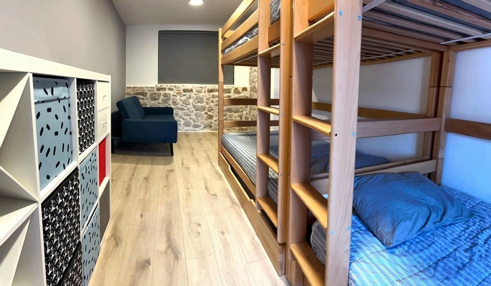 Chambre avec lit superposé et rangements