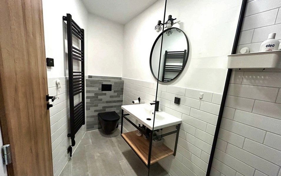 Salle de bains moderne avec douche et lavabo