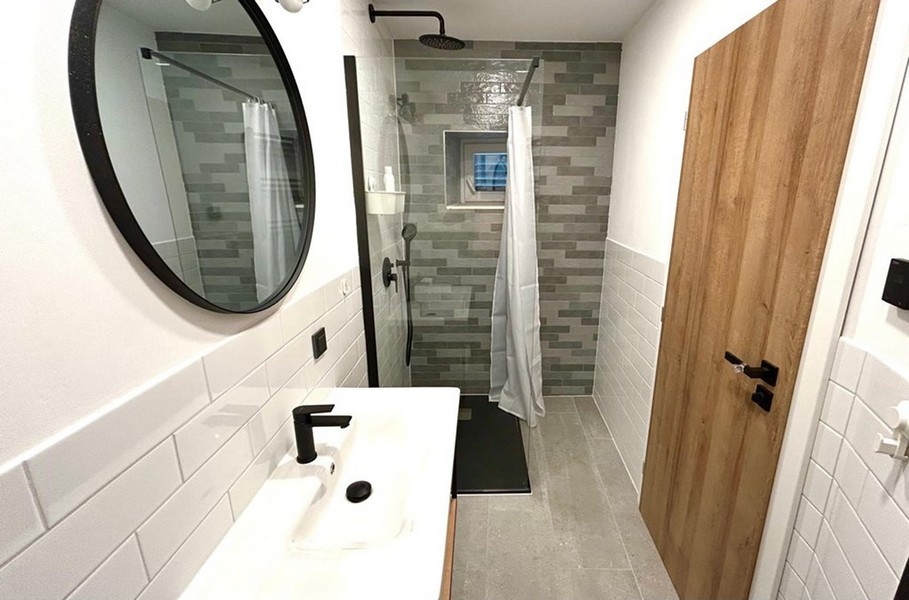 Salle de bains avec douche à l'italienne et équipement moderne