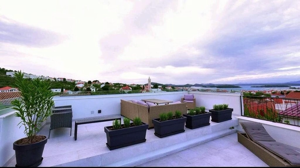 Toit-terrasse du bien H3887 sur Murter en Croatie.