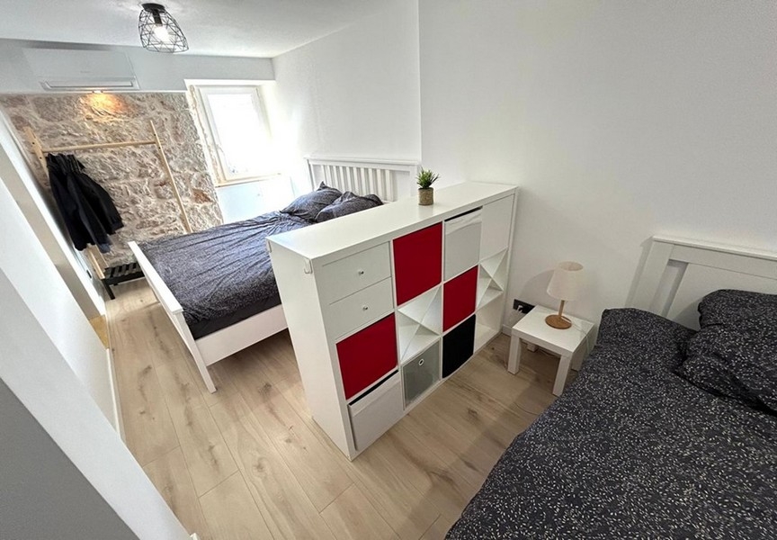 Chambre avec lit double et séparation de pièce