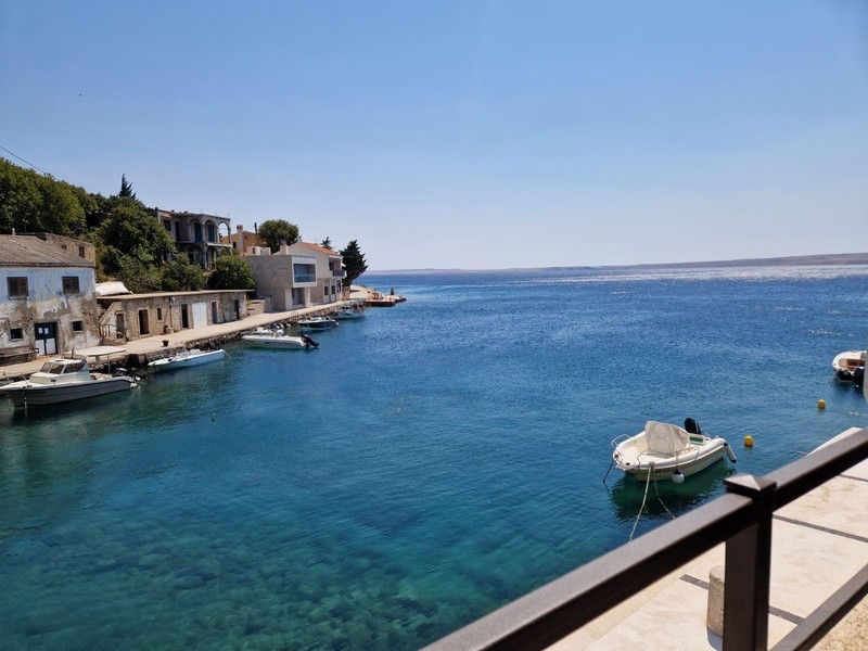 Maison en bord de mer à vendre près de Karlobag en Croatie.