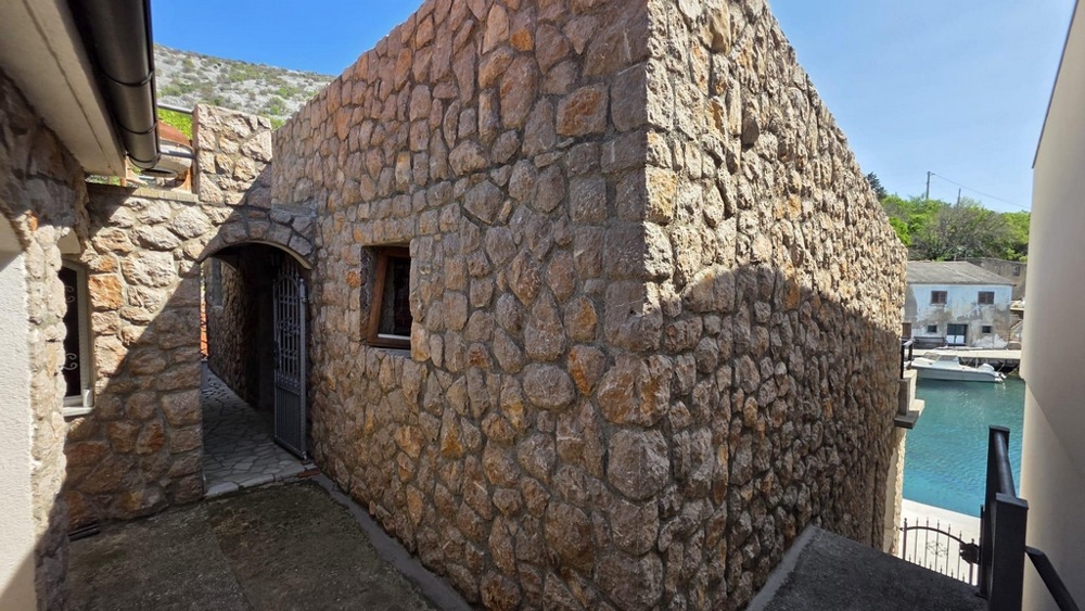 Maison en pierre naturelle avec accès et vue sur l'eau