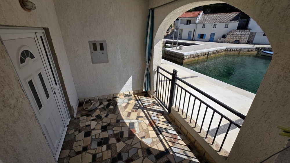 Terrasse couverte avec accès direct à l'eau