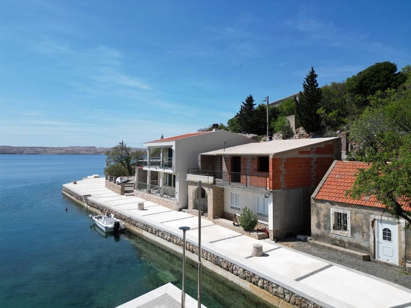 Maisons sur le quai avec bateau et ponton devant