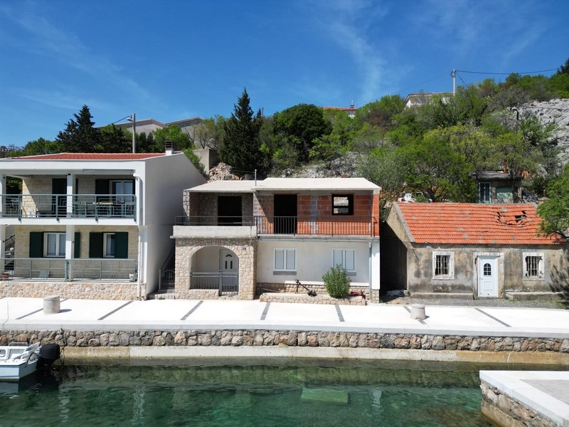 Maison en 1re ligne de mer à vendre.