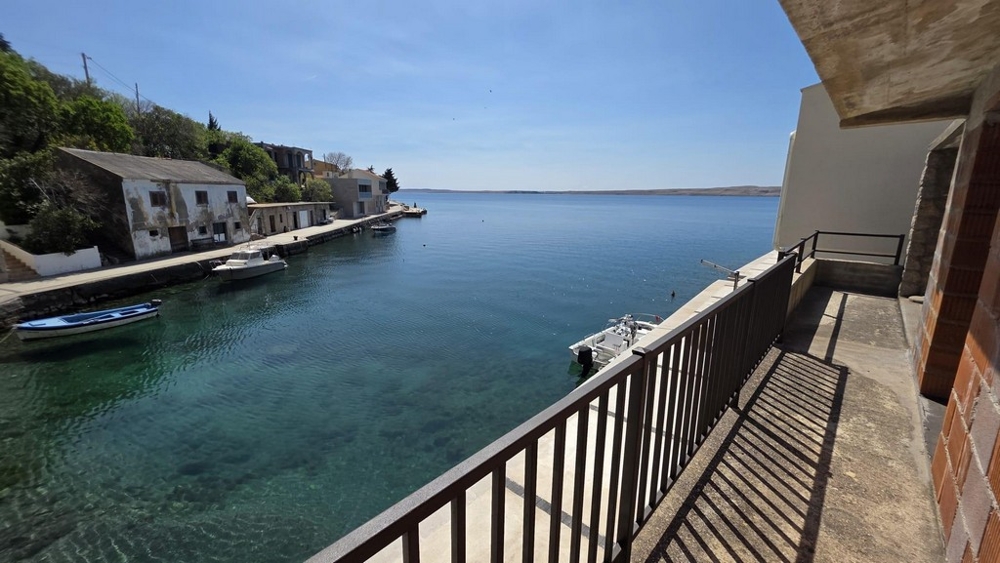Balcon directement sur la mer avec vue dégagée sur une baie tranquille