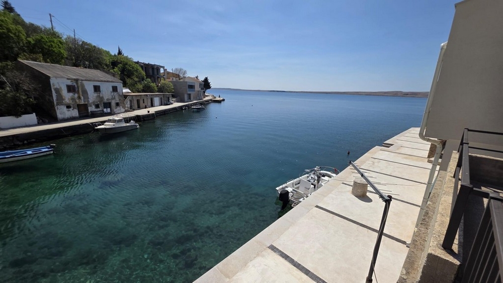 Terrasse en première ligne sur l'eau avec ponton pour bateau et vue mer