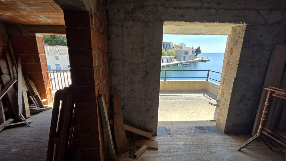 Intérieur en gros œuvre avec accès à la terrasse et vue mer