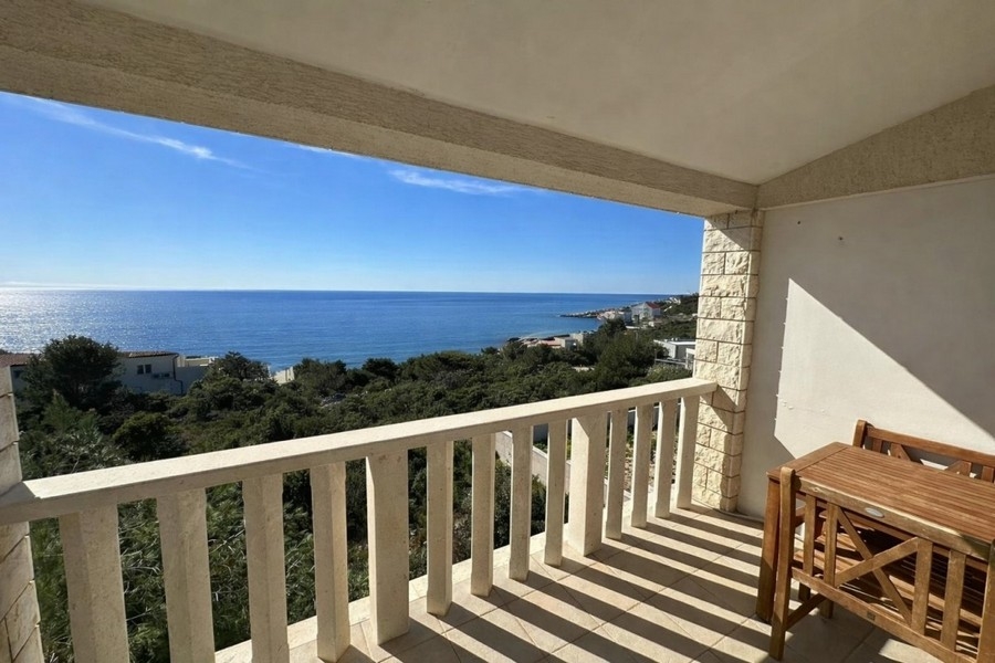 Balcon avec vue mer et coin salon dans un cadre calme