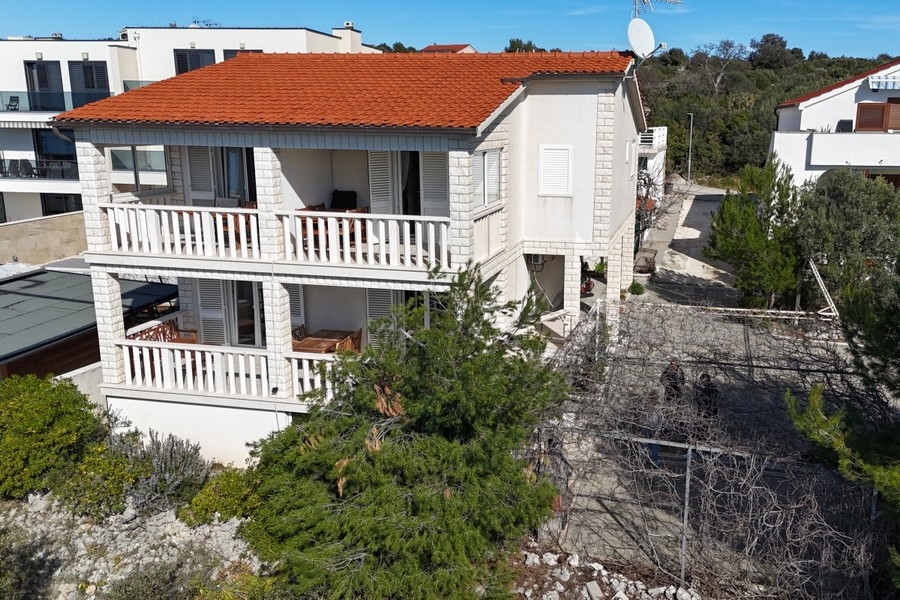 Maison méditerranéenne avec balcon et vue mer en Dalmatie