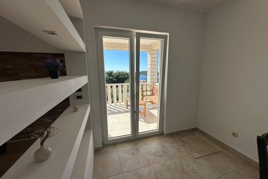 Pièce avec accès au balcon et vue sur la mer