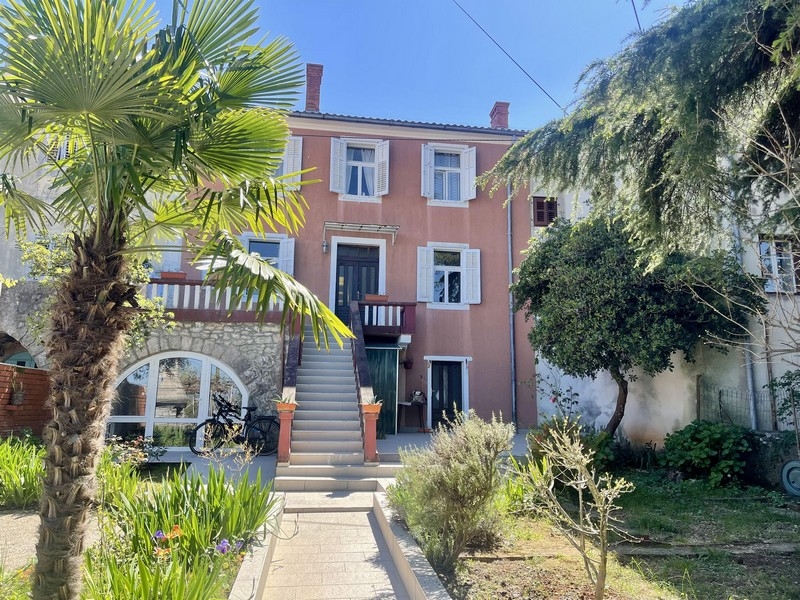 Maison en bande, île de Krk, Croatie.