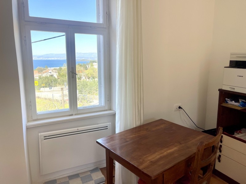 Pièce avec vue mer et fenêtre