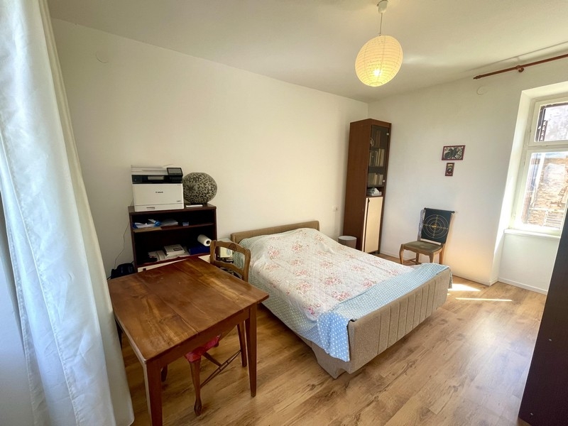 Chambre avec lit double et parquet