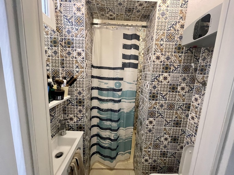 Salle de bains avec douche et carrelage à motifs