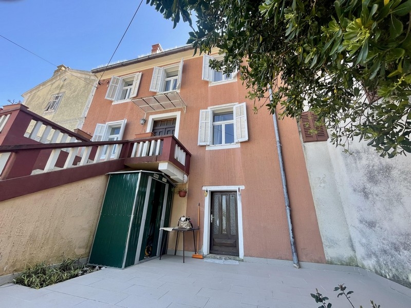 Espace extérieur avec accès à la maison et terrasse
