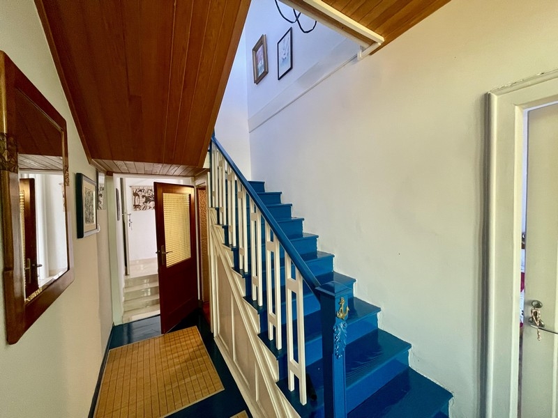 Couloir avec escalier et entrée