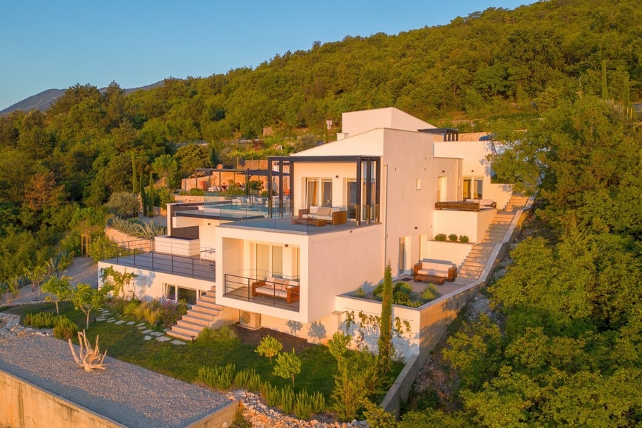 Espaces de terrasses avec garde-corps en verre et vue mer