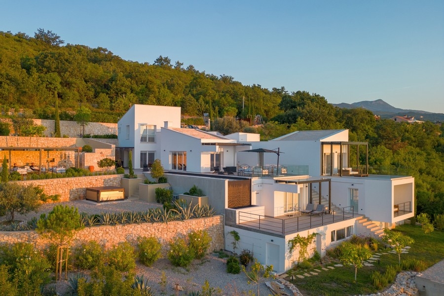 Vue extérieure de la villa dans un cadre calme et verdoyant