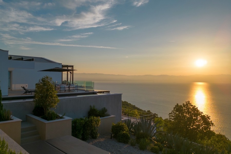 Solarium avec lounge et vue sur la mer