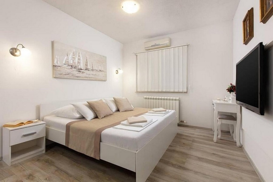 Chambre meublée de façon moderne avec climatisation et TV