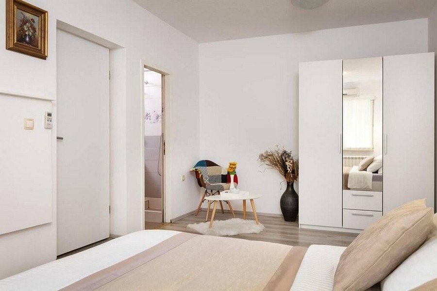 Vaste chambre avec accès à la salle de bains