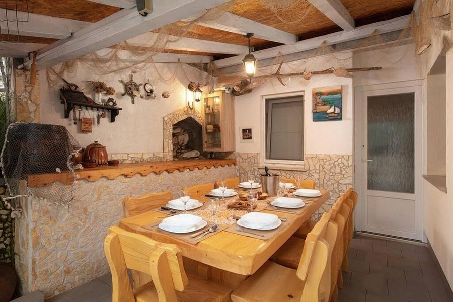 Taverne rustique avec grande table en bois et ambiance traditionnelle
