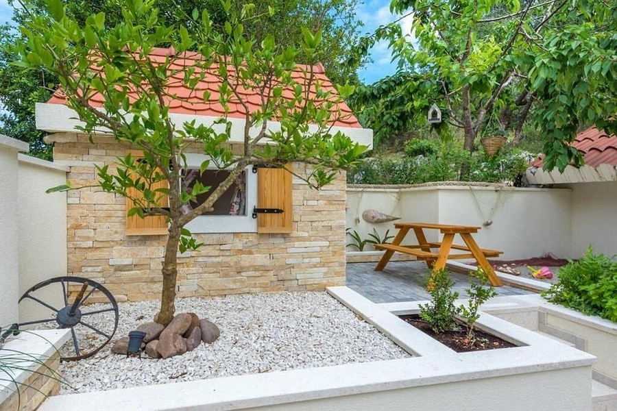 Cuisine d'été avec coin repas couvert du bien H3894 en Croatie.
